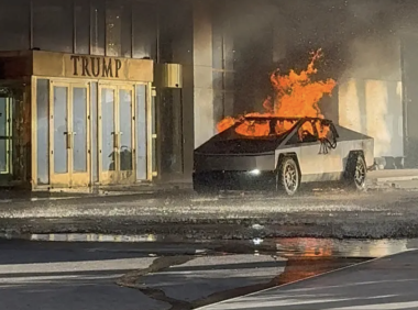 赌城川普酒店Cybertruck爆炸案画面曝光！嫌疑人在引爆前开枪自尽